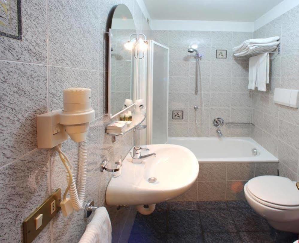 מדונה די קמפיליו Hotel Erika מראה חיצוני תמונה